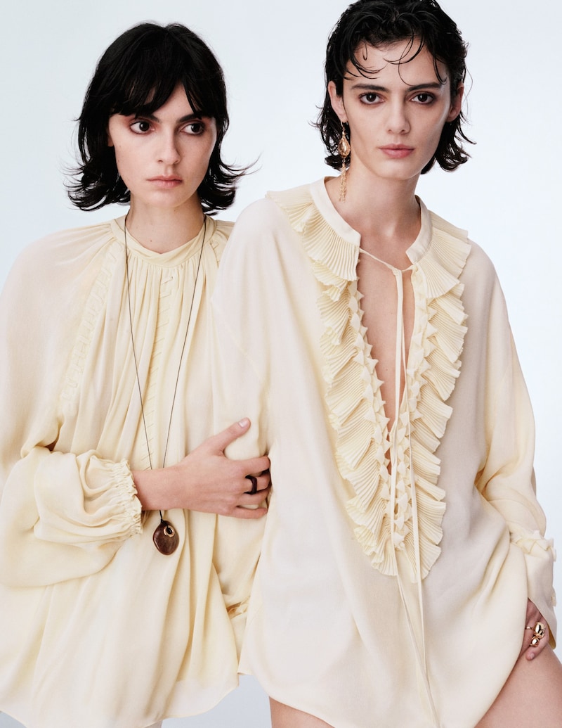 Delicate blouses and tunics make for an eye-catcher in spring. (Bild: H&M)