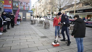 Mittels Rollprüfstand wird die Geschwindigkeit gemessen. (Bild: Imre Antal)