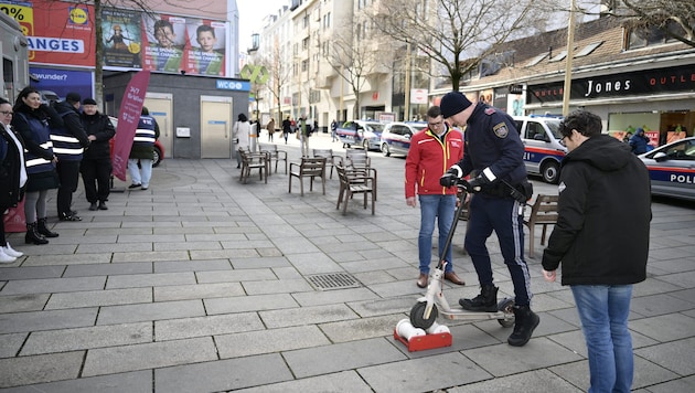 Mittels Rollprüfstand wird die Geschwindigkeit gemessen. (Bild: Imre Antal)