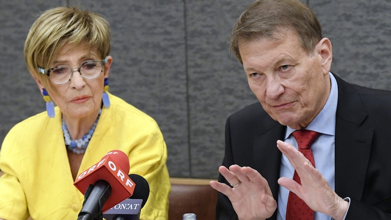 Pensionistenvertreter Ingrid Korosec und Peter Kostelka sind sauer auf die Regierung. (Bild: APA/HANS KLAUS TECHT)