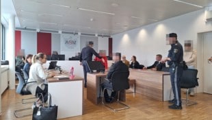 „Und du mit dem roten Pullover, dort setz dich hin!“ Vor Gericht in Eisenstadt herrschte reges Treiben. In Summe mussten 19 Personen im Saal 7 anwesend sein. (Bild: HS, Krone KREATIV)