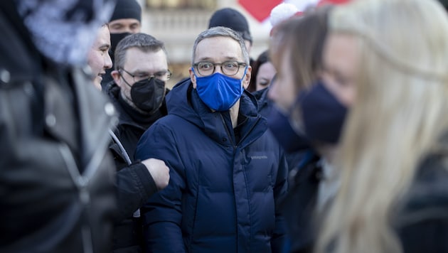 FPÖ-Obmann Herbert Kickl bei einer Demo gegen die Corona-Maßnahmen im Jänner 2022. (Bild: APA/TOBIAS STEINMAURER)