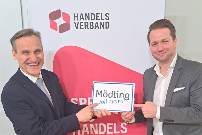 Rainer Will (re.) vom Handelsverband gratuliert Stadtrat Gert Zaunbauer zu seinem erfolgreichen ...
