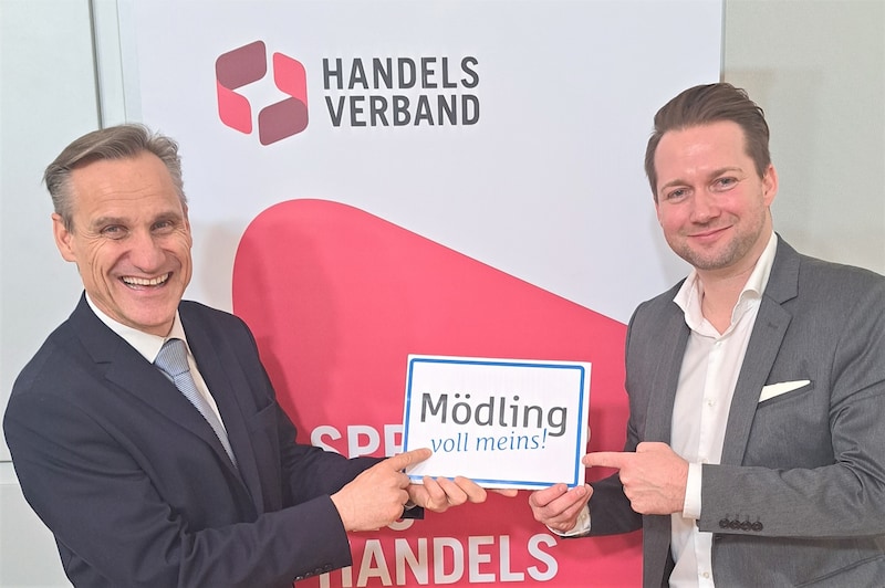 Rainer Will (right) from the trade association congratulates Councillor Gert Zaunbauer on his successful city marketing in Mödling. (Bild: ZVG Stadtgemeinde Mödling)