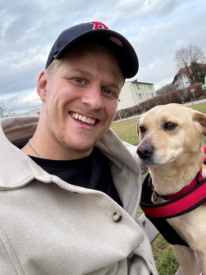 Thorsteinn Einarsson mit seinem neuen Hund „Dexter“. 