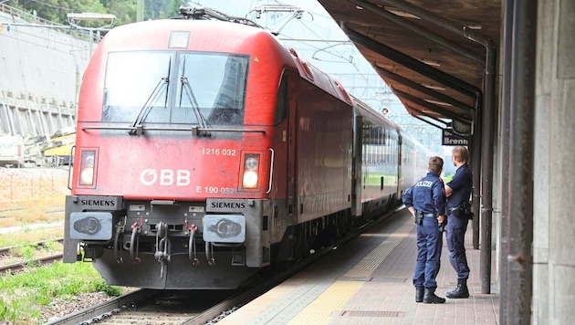 In cooperation with the Austrian, German and Italian police authorities, passenger trains are checked for illegal migration at the Brenner Pass, for example. (Bild: Birbaumer Christof)