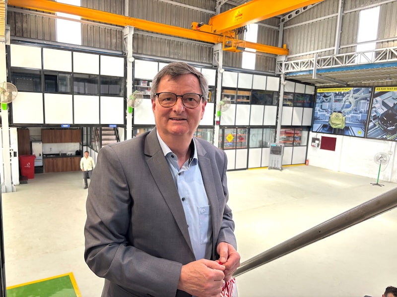 As Managing Director of KS Enginieers, Wolfram Rossegger opened a plant in the Indian city of Pune in 2003. (Bild: Fanny Gasser)