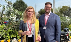Susanne Feiel und Clemens Weihs reisen aktuell durch Indien, um Studierende für die ...