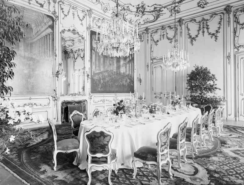 Foto von einer Ausstellung über das Leben der Habsburger in Schloss Schönbrunn aus den 1920er-Jahren. Der prunkvolle Alltag der einstigen Dynastie stieß auf großes Interesse.  (Bild: Österreichische Lichtbildstelle / ÖNB-Bildarchiv / picturedesk.com)