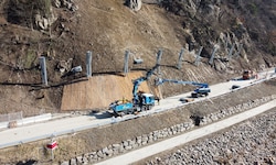 Kurz vor Fertigstellung befinden sich die Hangsicherungsmaßnahmen der B 33 bei Aggsbach-Dorf. ...