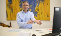Der 45-jährige Oberösterreicher will die „Ärmel aufkrempeln“ und eine „Reindustrialisierung“ in ...
