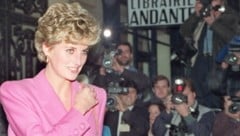Prinzessin Diana (1961-1997) bei ihrem Besuch beim ersten Anti-Aids Buchgeschäft in Paris (Bild: VINCENT AMALVY / AFP / picturedesk.com)