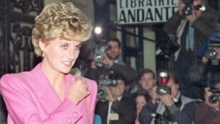 Prinzessin Diana (1961-1997) bei ihrem Besuch beim ersten Anti-Aids Buchgeschäft in Paris