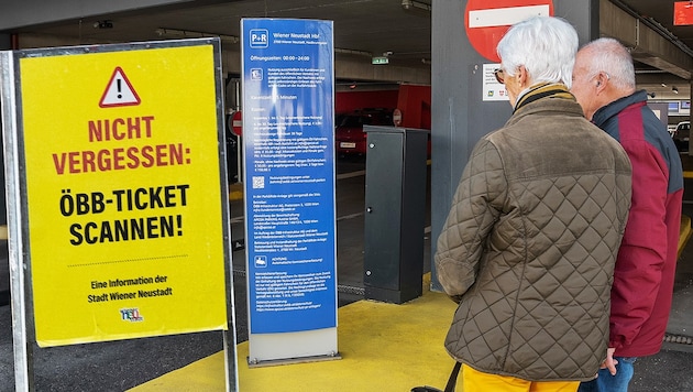 Für die Anweisung zum richtigen Parken liest man relativ lange. Kaum zu schaffen, wenn man unter Zeitdruck ist oder dahinter schon das nächste Auto wartet.   (Bild: Krone KREATIV/Doris Seebacher)