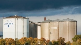 Dunkle Wolken über der Zuckerfabrik Leopoldsdorf. Wie ist die Meinung vor Ort einen Tag nach dem „Aus“?  (Bild: zVg/Vymy)