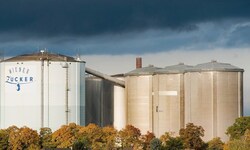 Dunkle Wolken über der Zuckerfabrik Leopoldsdorf. Wie ist die Meinung vor Ort einen Tag nach ...