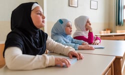 Ab dem Schuljahr 2026/27 soll ein Kopftuchverbot für alle unter 14 Jahren gelten.