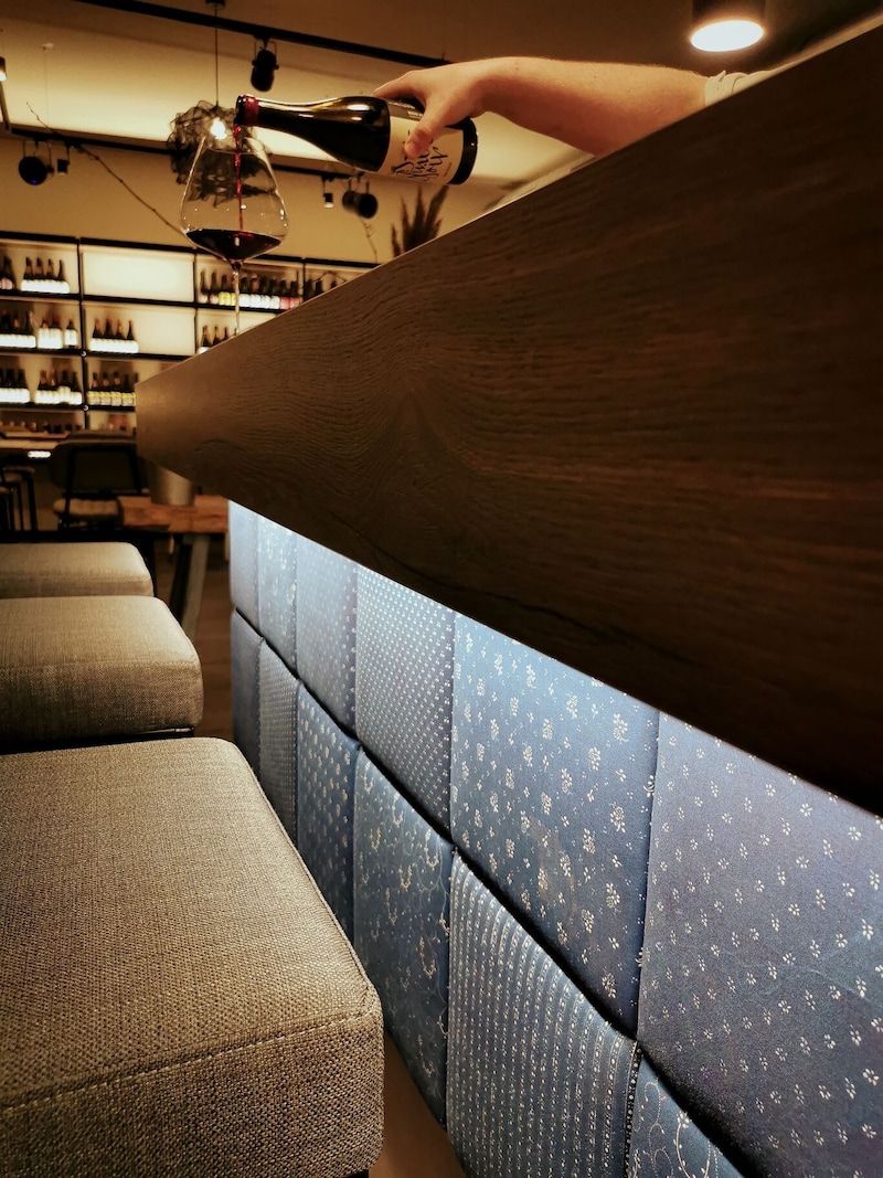 The bar is clad in Burgenland blue print fabrics. (Bild: das ROBITZA &amp; Mr. K.)