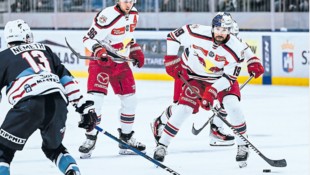 Erfüllte Rolle im Eisbullen-Spiel so weit: Andrew Rowe (re.) – jetzt muss es ohne ihn gehen. (Bild: Marton Monus – EC Red Bulls Salzburg)
