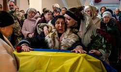 Trauerzeremonie für einen in Kursk gefallenen ukrainischen Soldaten in Tschernihiw