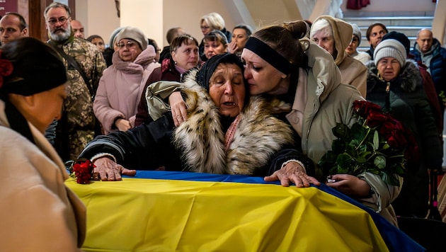 Funeral ceremony for a Ukrainian soldier killed in Kursk in Chernihiv (Bild: APA/AP)