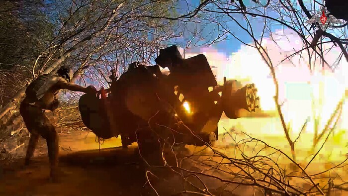 Russische Artillerie in der Region Kursk