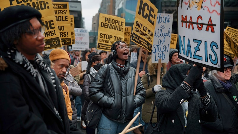 People protest in New York against Trump's rigorous deportation policy. (Bild: AP/Andres Kudacki)