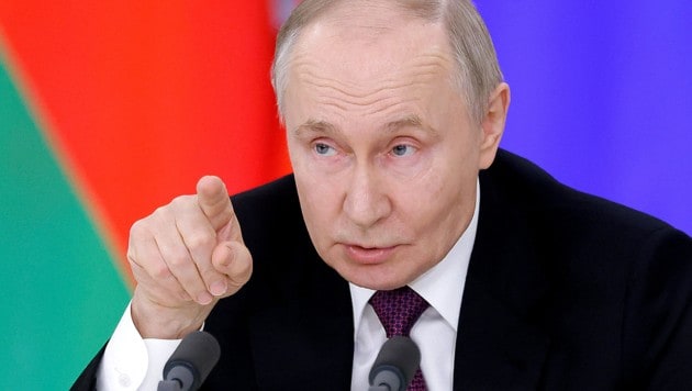 Kreml-Chef Wladimir Putin sagt nicht Nein zu einer Waffenruhe, stellt aber Bedingungen, die die Ukraine wohl kaum erfüllen kann. (Bild: APA/AFP/POOL/Maxim Shemetov)