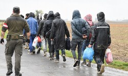 Aufgegriffene Asylwerber im Burgenland (Archivbild) – die Zahl der Anträge ist im Vergleich zum ...
