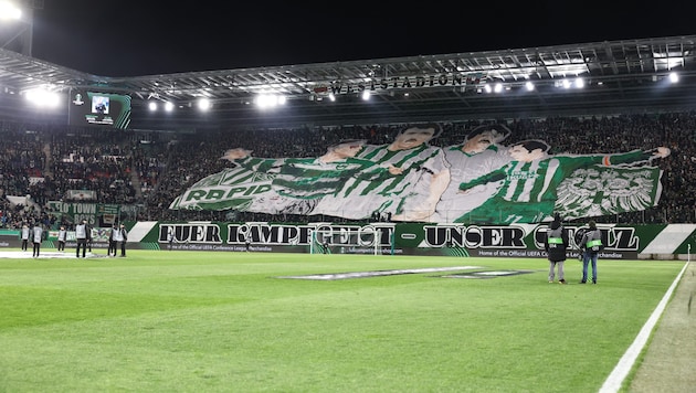 Rapids Legenden auf der Choreo – die Fans sorgten für eine großartige Stimmung. (Bild: GEPA)