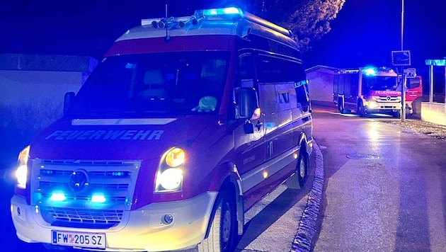 In addition to the emergency doctor and police, the fire department also attended. (Bild: ZOOM Tirol)