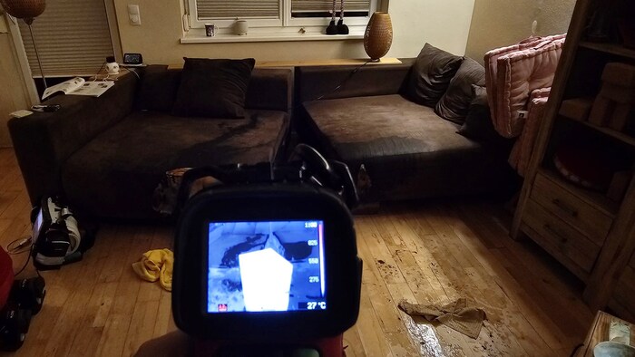 Auch die Couch fing Feuer.