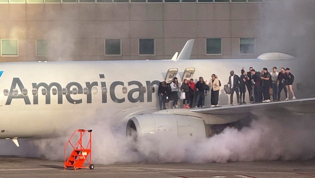 After the plane made an emergency landing, passengers fled to the wings to get to safety. (Bild: BRANDEN WILLIAMS)