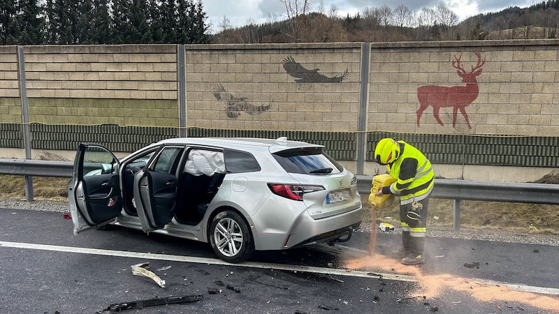 Helfer binden ausgeflossene Flüssigkeiten. (Bild: FF Mautern)