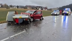 Die toten Forellen lagen nach dem Unfall bei Kollerschlag auf der Straße (Bild: FF Kollerschlag)