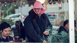 Justin Bieber am Dienstag im Dialog Cafe in West Hollywood, während seine Frau Hailey auf der ...