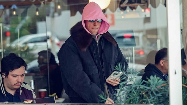 Justin Bieber at the Dialog Cafe in West Hollywood on Tuesday, while his wife Hailey was at Paris Fashion Week. (Bild: www.PPS.at)