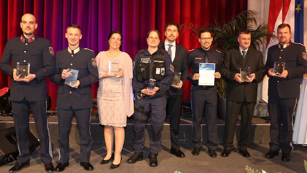 Die Preisträger der acht Kategorien (von links nach rechts): Florian Nezwal, Michael Landsmann, Ursula Kubis-Stauber, Nadine Friedl, Daniel Paal, Christoph Rakowitz, Walter Stummer und Walter Braunsteiner. (Bild: Zewfo)