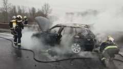 Der Wagen bei Ansfelden brannte völlig aus, der Lenker wurde leicht verletzt (Bild: FF Ansfelden)