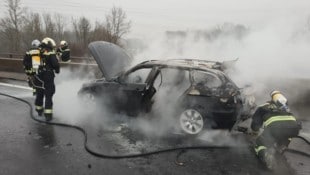 Der Wagen bei Ansfelden brannte völlig aus, der Lenker wurde leicht verletzt (Bild: FF Ansfelden)