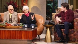 Michael Keaton, und Joan Baez im Gespräch mit John Mulaney in der Netflix-Talkshow „Everybody‘s Live with John Mulaney“ (Bild: © 2024 Netflix, Inc.)