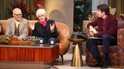 Michael Keaton, und Joan Baez im Gespräch mit John Mulaney in der Netflix-Talkshow „Everybody‘s ...
