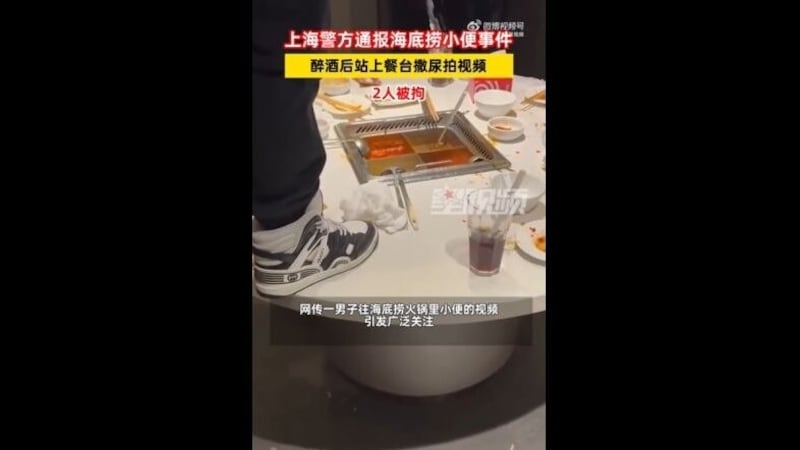 The video of a man urinating in a Haidilao hotpot went viral on the internet and attracted a lot of attention. The boys are said to have been drunk and the second boy can be heard giggling in the background. (Bild: weibo.com/tv/show/1034:5141891721920533)