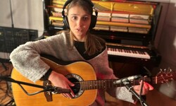 Sofia singt, komponiert, spielt Gitarre und Piano.