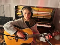 Sofia singt, komponiert, spielt Gitarre und Piano.