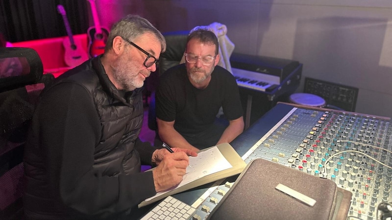 Ian Thomas and Jerry Meehan at work in the recording studio. (Bild: Wendyhouse Productions)