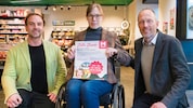 Im Bild von links: Georg Ebster (ÖH), Alina Kühnel (stv. Obfrau Autistenhilfe Tirol) und David ...