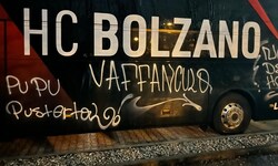 Der Bozen-Bus wurde in Villach  mit Beschimpfungen beschmiert.