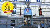 Das Amtshaus für den 16. Bezirk befindet sich am Richard-Wagner-Platz. Dort ist auch ein Mahnmal ...