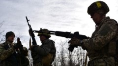 Ausbildung ukrainischer Soldaten in Saporischschja (Bild: AFP/APA/PRESS SERVICE OF THE 65TH MECHANIZED BRIGADE OF UKRAINIAN ARMED FORCES)